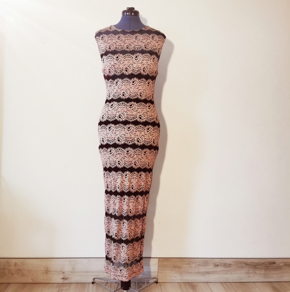 Fitted lace dress - Picture 1 of 8